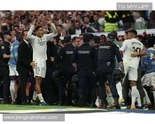 绿茵场上的冷静观察者:佩德里下场,平静下的巨浪 绿茵场上的冷静观察者:佩德里下场,平静下的巨浪