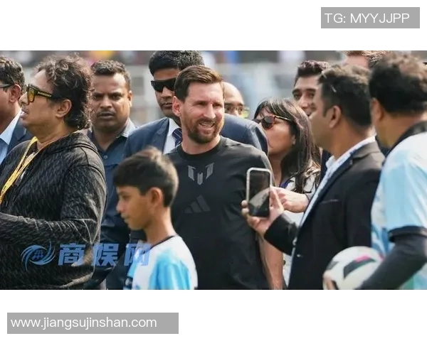 梅西印度行赠球衣足球获当地球迷盛赞 梅西印度行赠球衣足球获当地球迷盛赞