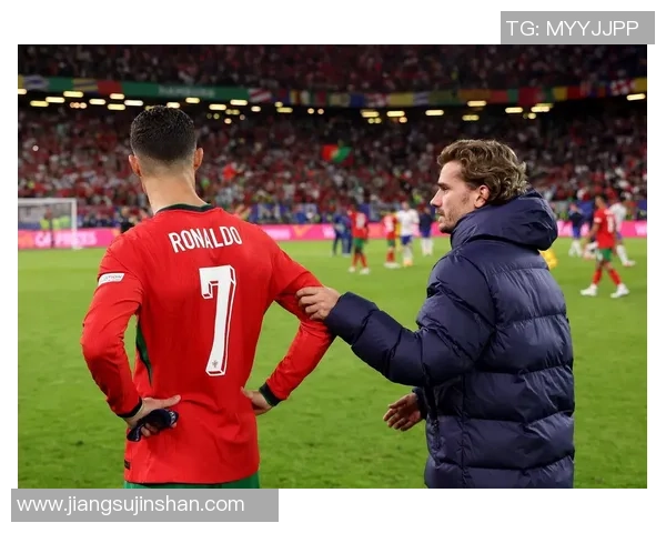 孤影成双，还是英雄迟暮？当C罗在漫天嘘声与欢呼交织中，独自走向球员通道